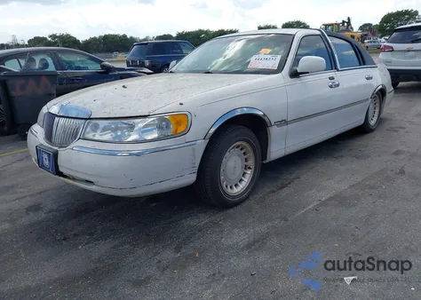 2001 Lincoln Town Car Executive z USA, uszkodzony, nr VIN 1LNHM81W61Y661331